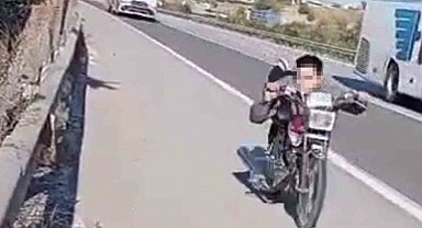 Otobanda motosikletin üzerine yatarak şov yapan sürücüye 63 bin TL ceza