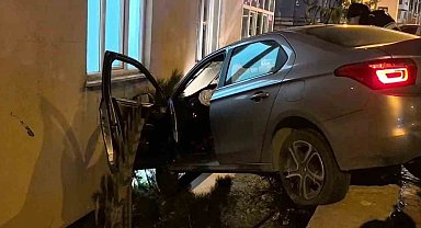 Otomobil bahçe duvarında asılı kaldı