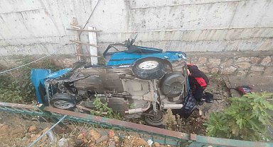 Otomobil drenaj kanalına uçtu: 3 yaralı