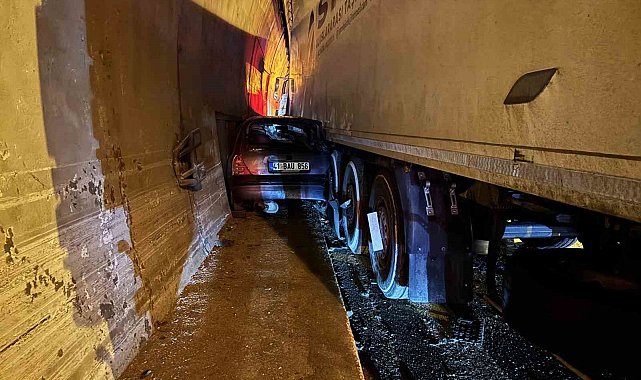 Otomobil, duvarla tır arasında sıkıştı: TEM'de ulaşım aksadı