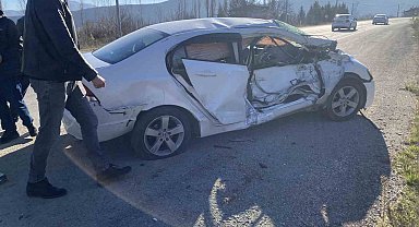 Otomobil ile traktör çarpıştı; 3 yaralı