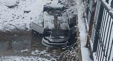 Otomobil köprüden düştü: 2 yaralı