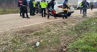 Otomobil park halindeki kamyona çarptı: 2 ölü, 1 yaralı