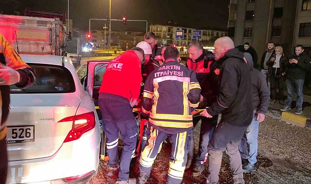 Otomobil tırın dorsesine saplandı:1 yaralı