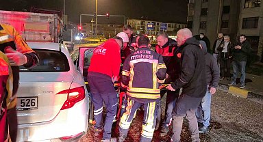 Otomobil tırın dorsesine saplandı:1 yaralı