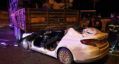 Otomobil tırın dorsesinin altında girdi: 1 kişi öldü, 2 kişi ağır yaralandı