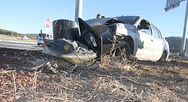 Otomobil trafik ışığı direğine çarptı: 2 yaralı