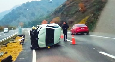 Otomobil yan yattı: 4 yaralı