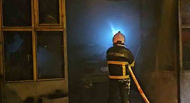 Otomobilde çıkan yangın iş yerine sıçradı