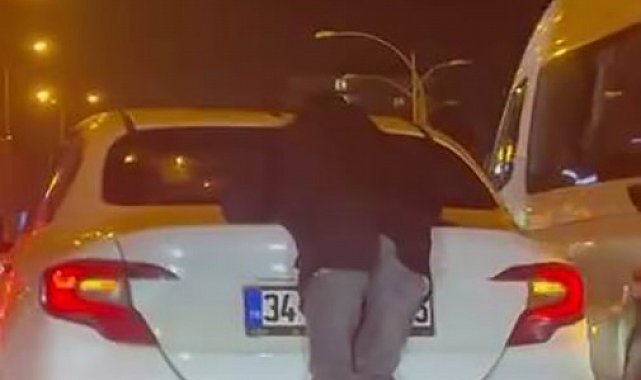 Otomobilin arkasına tutundu, hem kendini hem trafiği tehlikeye attı