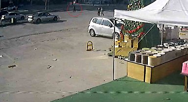 Otomobilin çarptığı yaşlı kadın metrelerce savruldu: O anlar kamerada