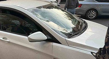 Otomobilin çarptığı yaya ağır yaralandı, sürücüler birbirlerinin üstüne yürüdü