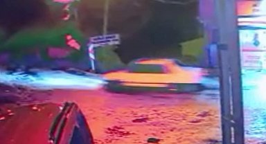 Otomobilin metrelerce aşağı düştüğü o anlar kameraya yansıdı: 2 yaralı