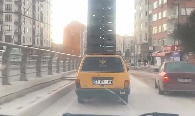 Otomobilin tavanında sebze kasaları taşıdı, trafiği tehlikeye attı