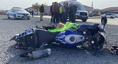 Otomobille çarpışan motosikletli yaralandı