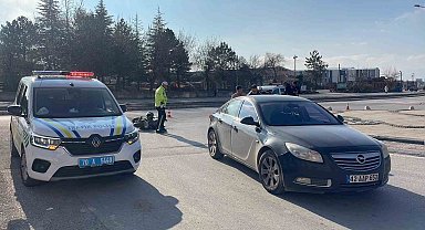 Otomobille çarpışan motosikletli yaralandı
