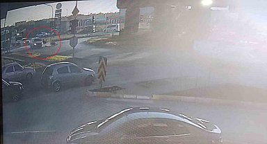 Otomobille çarpışan motosikletli yola savruldu: 1 yaralı