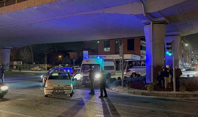 Otomobille hafif ticari araç çarpıştı: 1 yaralı