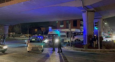 Otomobille hafif ticari araç çarpıştı: 1 yaralı