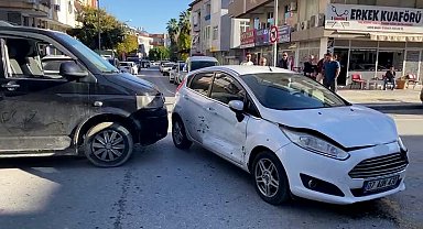 Otomobille hafif ticari aracın çarpışması kamerada
