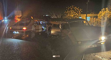 Otomobiller çarpıştı: 1 ölü, 2 yaralı