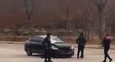 Otomobillerin çarpıştığı kaza kamerada