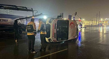 Panelvan ile çarpışan ambulans devrildi: 6 yaralı