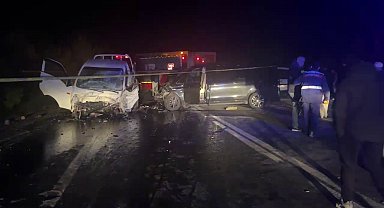 Panelvan ile kamyonet çapıştı: 1 ölü, 3 yaralı