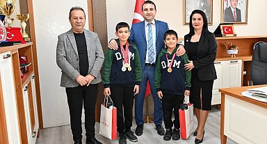 Paralimpik Yüzme Yarışı'nda il birincisi oldular