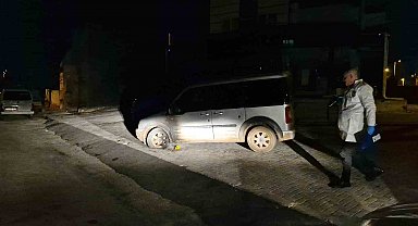 Park halindeki aracı benzin döküp ateşe verdi, alevler aracı sarmadan söndürüldü