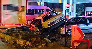 Park halindeki araçlara çarpan otomobil hurdaya döndü: 1 ölü, 1 ağır yaralı