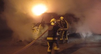 Park halindeki minibüs alev aldı