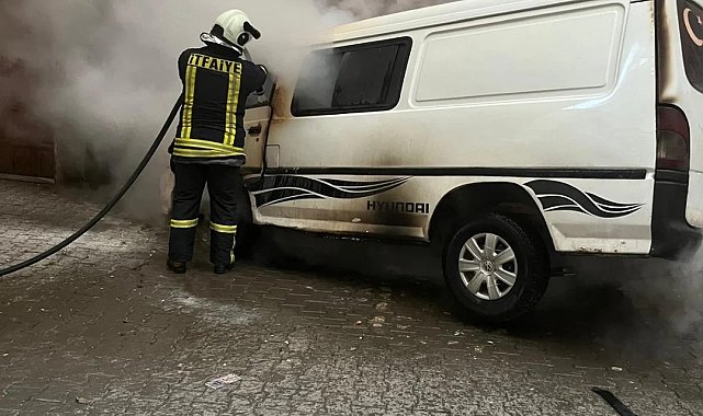 Park halindeki minibüs çıkan yangında kullanılamaz hale geldi