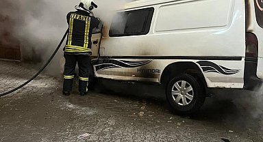 Park halindeki minibüs çıkan yangında kullanılamaz hale geldi