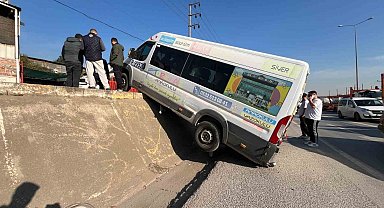Park halindeki minibüs duvardan yolun kenarına düşerek asılı kaldı