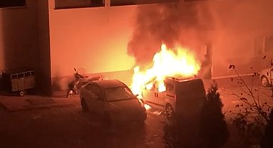 Park halindeki otomobil alev alev yandı, araç sahibi yakanın bulunmasını istedi