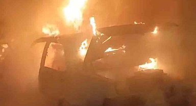 Park halindeki otomobil alev topuna döndü