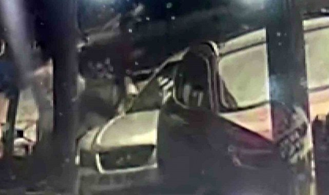 Park halindeki otomobilin dikiz aynasını tekme atıp kırdı
