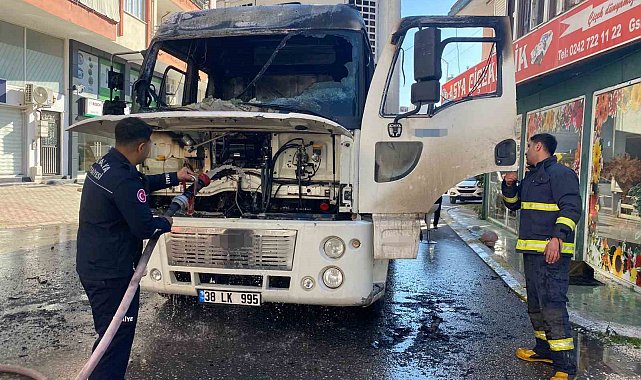 Park halindeyken alev alan kamyon kullanılamaz hale geldi