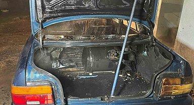 Park halindeyken yanan otomobil kullanılamaz hale geldi