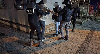 Parklarda, sokaklarda uyuşturucu içen 12 kişi suçüstü yakalandı