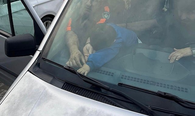 Parmakları aracın havalandırmasına sıkışan çocuğu itfaiye kurtardı