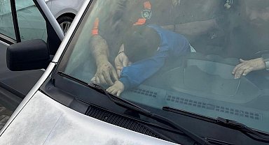 Parmakları aracın havalandırmasına sıkışan çocuğu itfaiye kurtardı