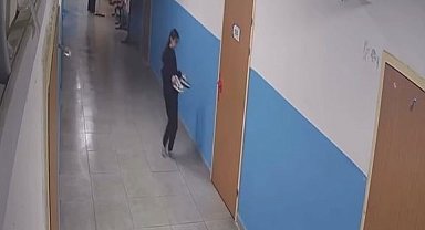 Paspas yapılan alanı kirletmemek için ayakkabılarını çıkarttı