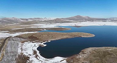 Patnos barajında kış güzelliği; Mavi ve beyazın buluşması