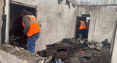 Patnos'ta evi yanan aileye dernekten yardım eli