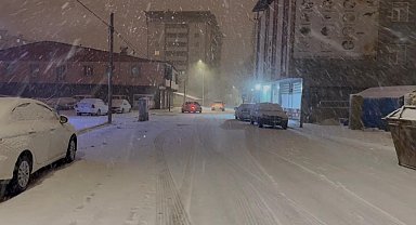 Patnos'ta kar yağışı ulaşımı aksattı, tırlar yolda kaldı