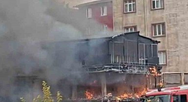 Pendik Kaynarca'da bir araçta başlayan yangın çevrede bulunan bina ve mekanlara da sıçradı. Olay yerine çok sayıda itfaiye ekibi sevk edildi.