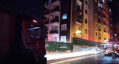 Pendik'te bir binanın 3'üncü katı alevlere teslim oldu
