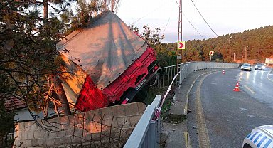Pendik'te kamyonet kontrolden çıktı: Faciayı ağaçlar önledi
